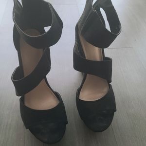 Gorgeous Guess Black Suede Wedges 9